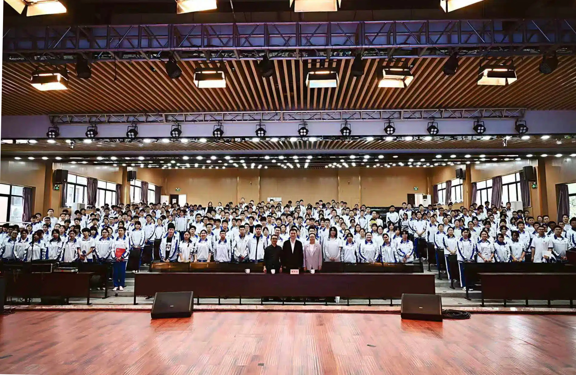 “解密虚拟数字人” 陈科良副教授走进成都七中万达学校通锦校区